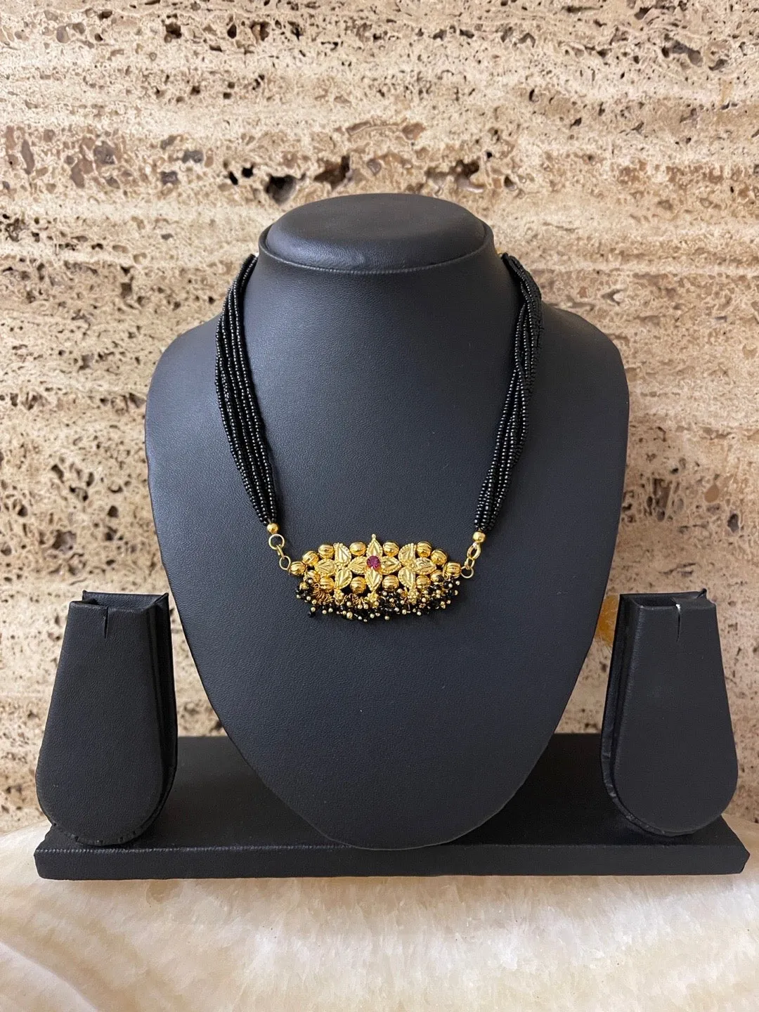 Short Thushi Mangalsutra Flower Designs with 6 Line Black Beads Chain